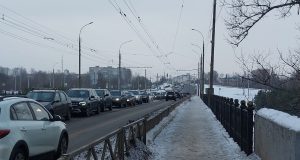 В Рыбинске образовались серьезные пробки в первый день введения реверса на Волжском мосту