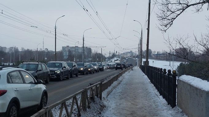 В Рыбинске образовались серьезные пробки в первый день введения реверса на Волжском мосту