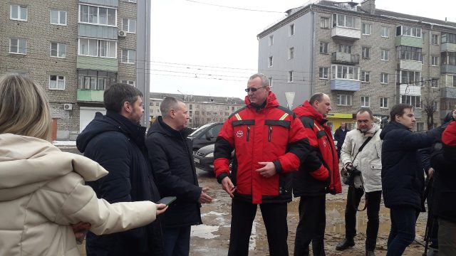 На Полиграфе губернатор области Михаил Евраев проверил, как идет ремонт теплосетей
