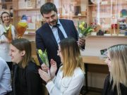 Рыбинский школьник решил порадовать своих одноклассниц необычным подарком