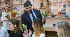 Рыбинский школьник решил порадовать своих одноклассниц необычным подарком