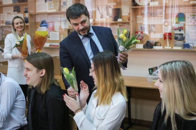 Рыбинский школьник решил порадовать своих одноклассниц необычным подарком