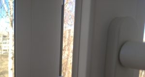 Началась пора открытых окон: следите за своими детьми