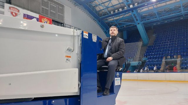 В Рыбинске появилась еще одна машина для заливки льда в ДС «Полет»