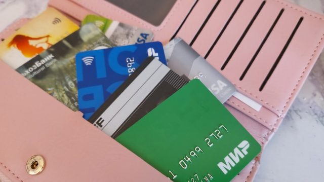 Найденная банковская карта побудила рыбинца отовариться за чужой счет