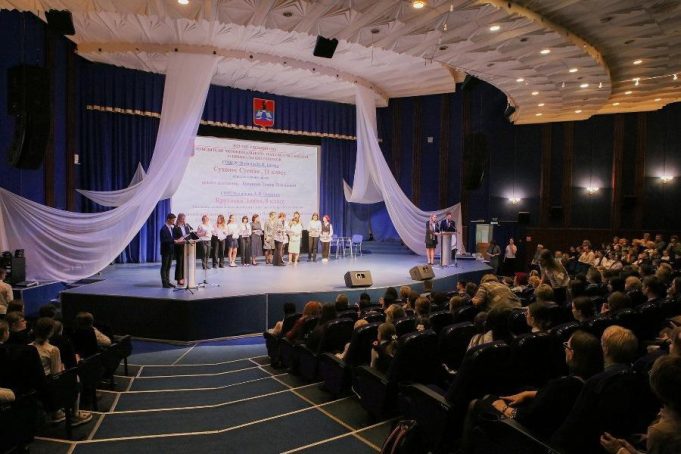 В Рыбинске отметили лучших учеников городских школ и их наставников