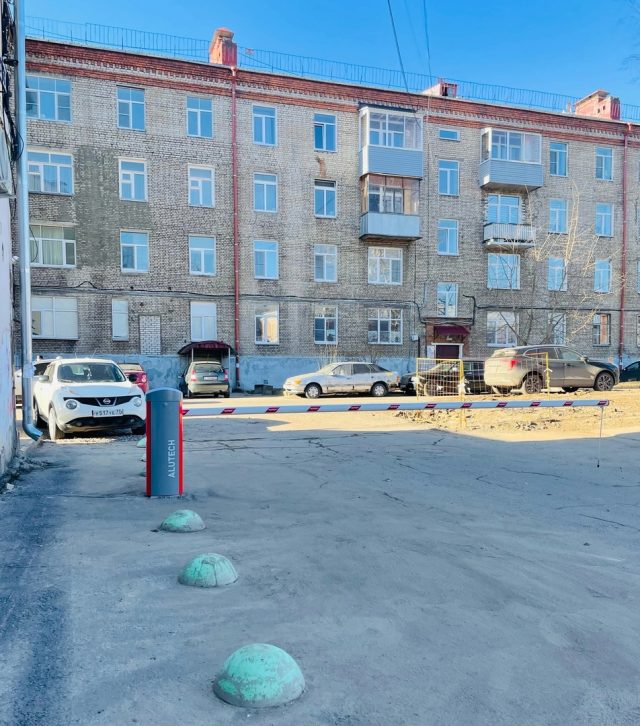 Рыбинцы решили проблему лишнего транспорта во дворе, установив шлагбаум