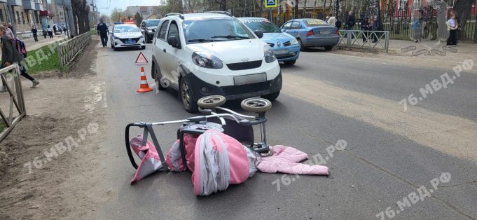 В ДТП на Полиграфе пострадала женщина с малолетним ребенком