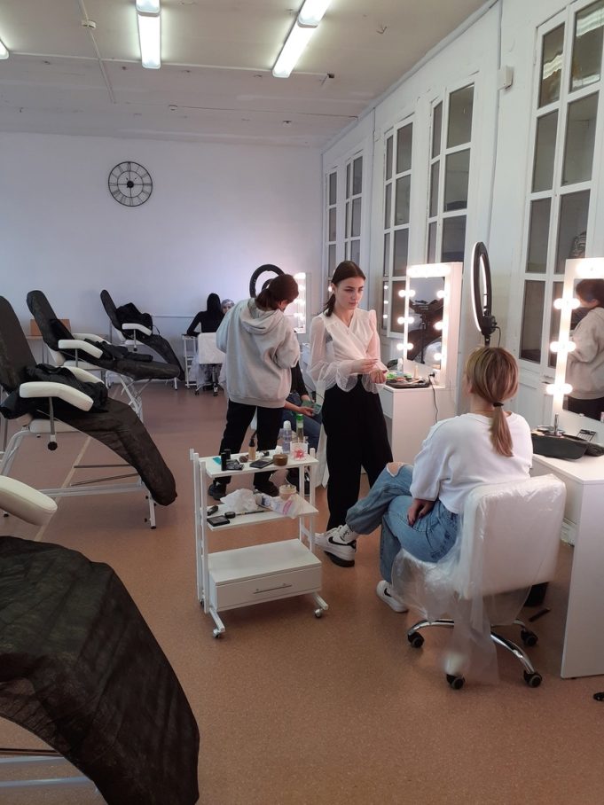 В Рыбинском колледже городской инфраструктуры создана новая мастерская красоты