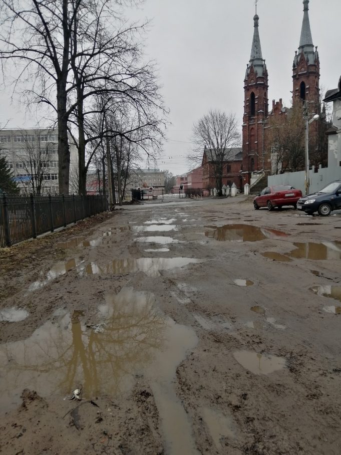 Рыбинцы кричат: «Караул!» по поводу состояния улицы у самого красивого места в городе