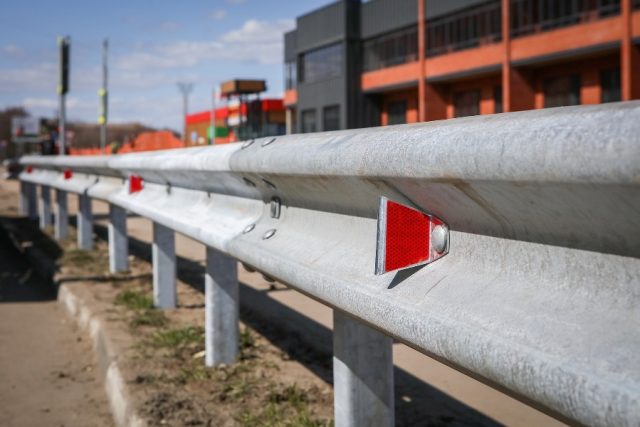 На Волжской набережной установили ограждение