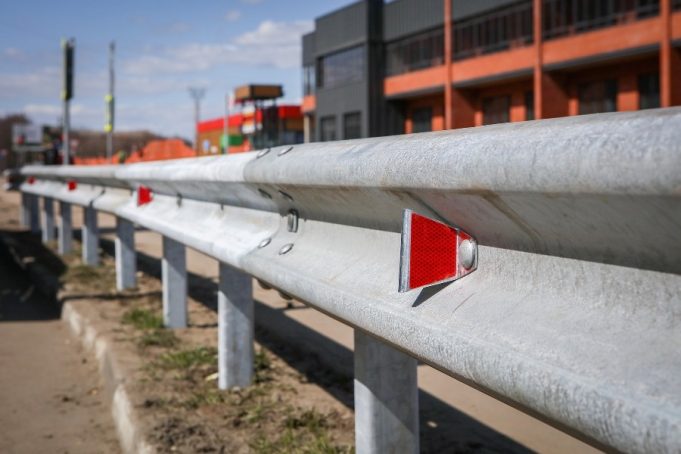 На Волжской набережной установили ограждение