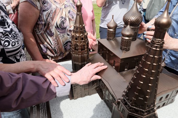 Тактильная модель храма Ильи Пророка установлена в Ярославле