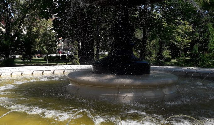 В Рыбинске теперь официально нельзя купаться в фонтанах, портить деревья и бросать неисправные машины во дворах