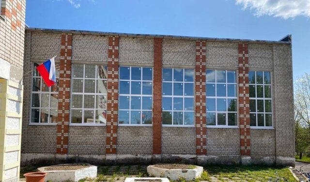 В школе Рыбинского района ремонтируют спортивный зал