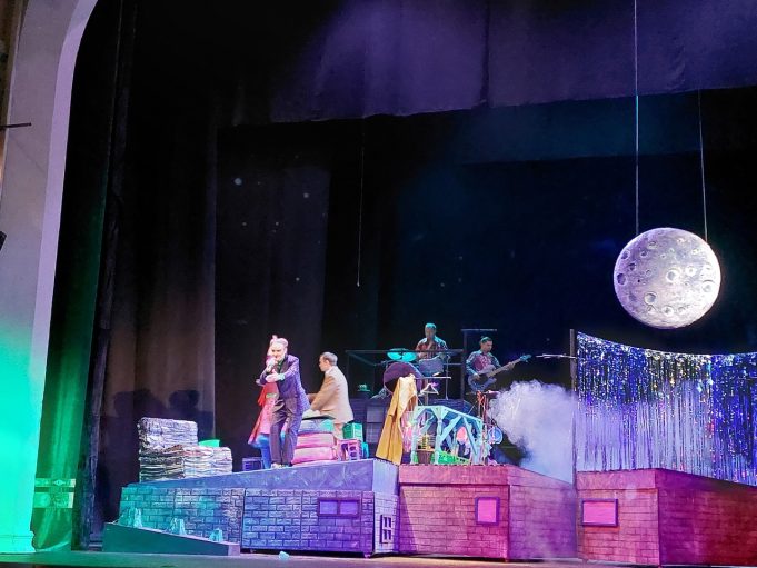 В театре драмы поставили весенний спектакль «Три+кот»