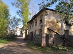 Администрацию Рыбинска обязали снести аварийное здание на Слипе