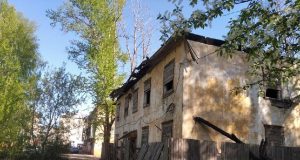 Администрацию Рыбинска обязали снести аварийное здание на Слипе