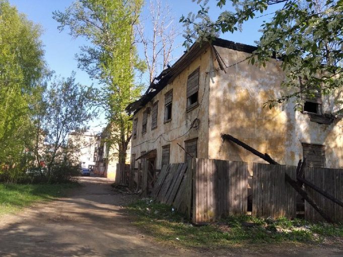 Администрацию Рыбинска обязали снести аварийное здание на Слипе