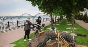 На Лоцманском бульваре в Рыбинске начали оформлять объемную цветочную композицию