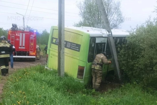 В Рыбинском районе рейсовый автобус оказался в кювете