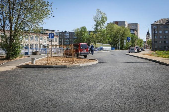 В Рыбинске продолжается ремонт проездов к учреждениям социальной сферы