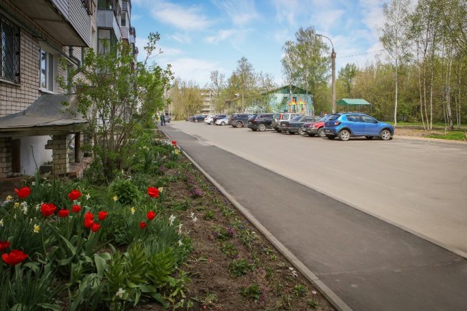 В Рыбинске проверили ремонт двора, который подрядчик не успел доделать в прошлом году