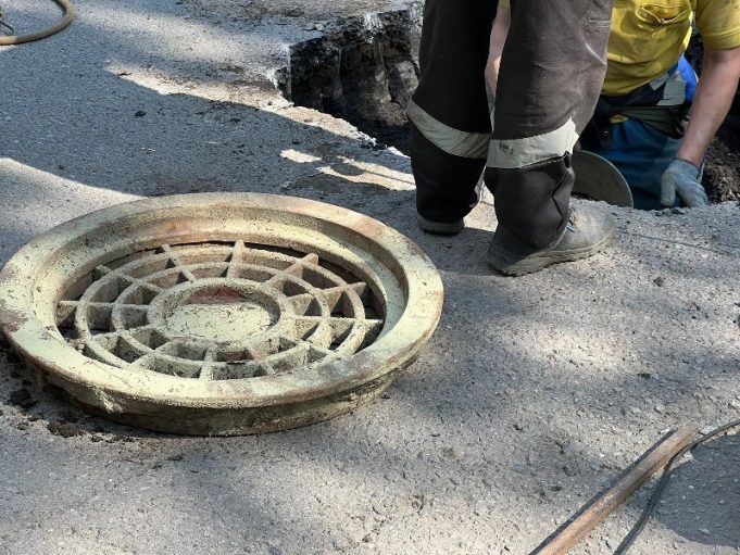 В Рыбинске проводят мониторинг колодцев ливневой канализации