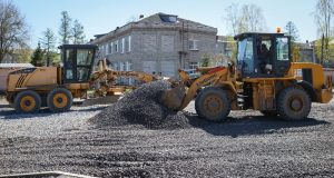 На парковке у школы №44 возобновили ремонт