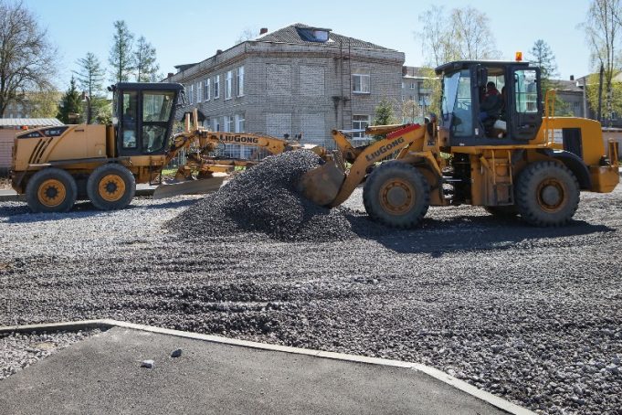 На парковке у школы №44 возобновили ремонт