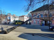 Кто виноват и что делать? Из-за чего упала опора освещения на Крестовой