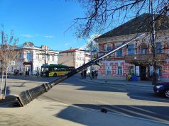 Кто виноват и что делать? Из-за чего упала опора освещения на Крестовой