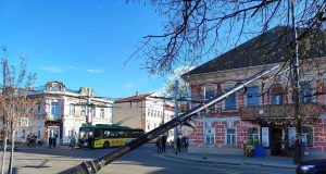 Кто виноват и что делать? Из-за чего упала опора освещения на Крестовой