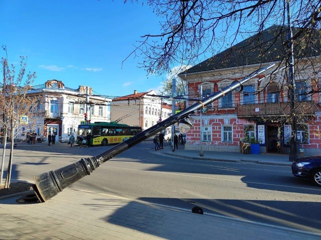 Кто виноват и что делать? Из-за чего упала опора освещения на Крестовой