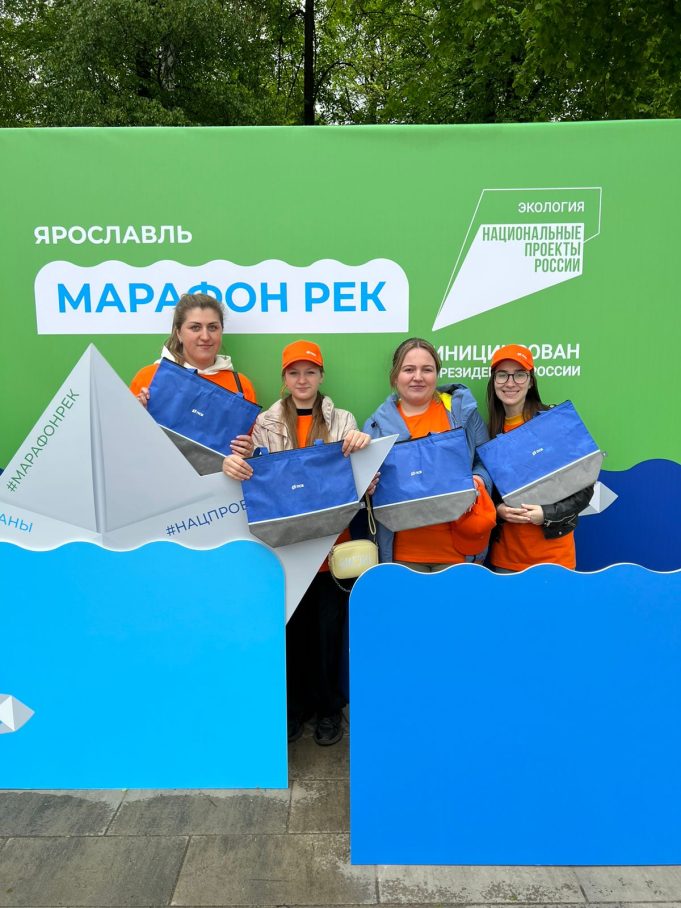 Волонтеры ПСБ вместе с ярославцами собрали десятки мешков мусора с Тверицкой набережной