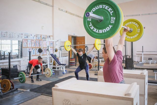 В спортшколу «Метеор» поступило оборудование для тяжелой атлетики