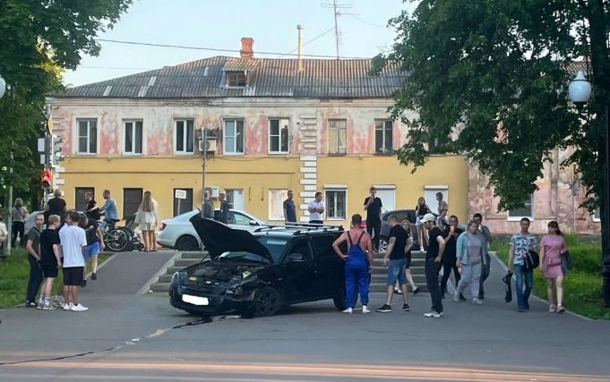 На Волжской набережной «Лада» вылетела на тротуар