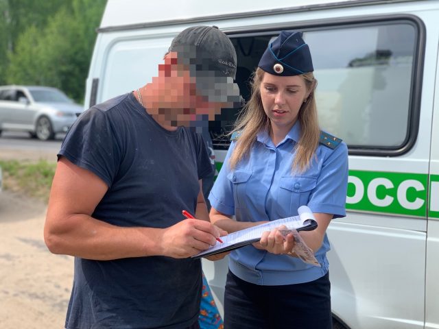 Судебные приставы совместно с сотрудниками ГИБДД проверили водителей Рыбинска на наличие долгов