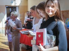 Школа с медалью: рыбинские выпускники получают аттестаты и награды