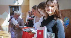 Школа с медалью: рыбинские выпускники получают аттестаты и награды