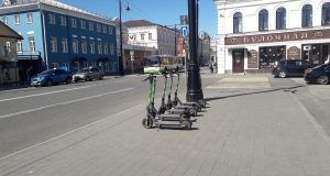 Скорость уменьшить, а места ограничить: законодатели предложили ужесточить правила использования электросамокатов