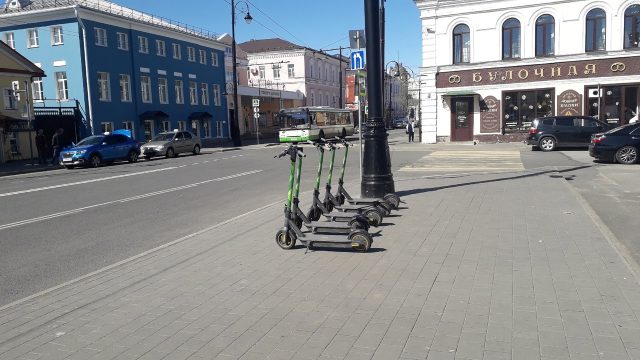 Скорость уменьшить, а места ограничить: законодатели предложили ужесточить правила использования электросамокатов