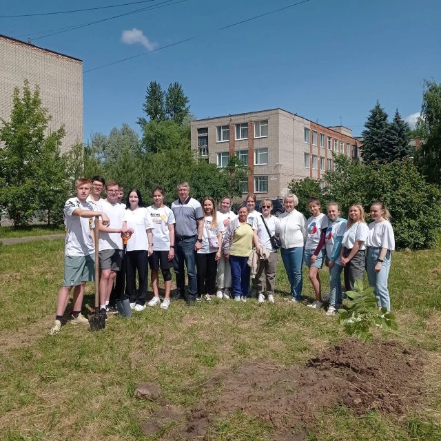 В поселке Волжский заложили аллею выпускников у школы №17 им. А.А.Герасимова