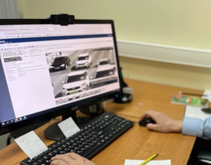 Водителям Рыбинска на заметку: камеры начали фиксировать непристегнутые ремни и разговоры по телефону за рулем