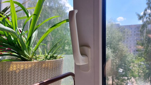 В Ярославском районе ребенок выпал из окна