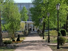 Рыбинцев приглашают на библиопрогулку в Карякинский сад