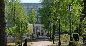 Рыбинцев приглашают на библиопрогулку в Карякинский сад