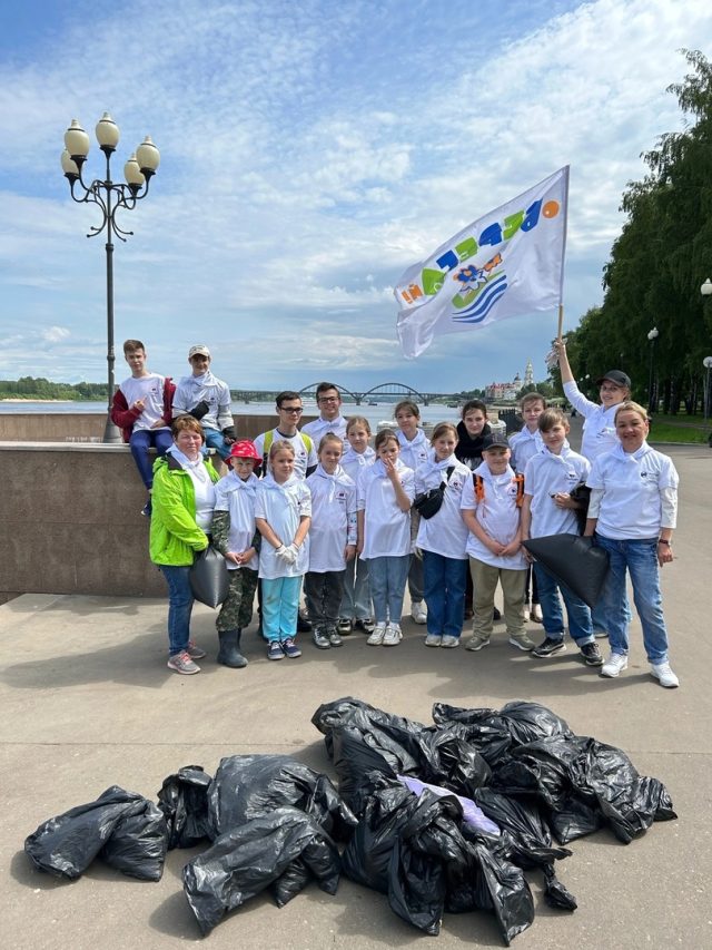 В Рыбинске собрали 36 мешков мусора с берега реки Волги