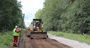 В Рыбинском районе ремонтируют дорогу за счет средств на 2024 год