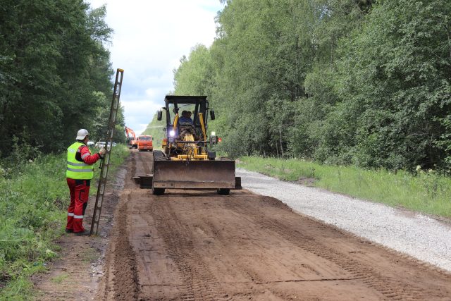 В Рыбинском районе ремонтируют дорогу за счет средств на 2024 год